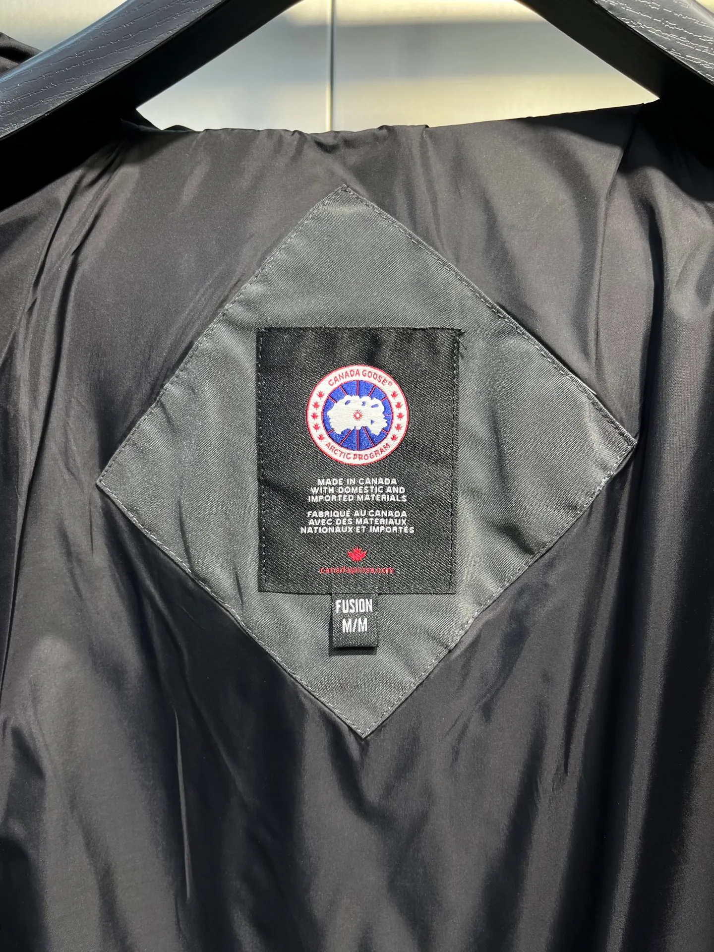 P700 Goose 🌟17 styles of chest patch, same style for men and women, cold-resistant down jackets! The fur collar is detachable. The natural Siberian coyote fur collar has a delicate yet strong feel, which comes from the sense of life that comes from the erosion of wind and frost in nature. The market usually uses raccoon fur or fake fur instead, which is not even the slightest bit better! The collar part has cold-proof flannel, which is close to the head and neck, comfortable and warm! The fabric is made of high-density nano-level waterproof fabric, which is windproof and wear-resistant and has a certain thickness! The zipper is the official YKK brand! The waist has an elastic waistline design that can be adjusted according to yourself! There is also an anti-wind Velcro inside! Seamless threaded cuffs to avoid stiffening! In order to prevent cold wind from pouring in, a double closure design is adopted. On the premise of the traditional zipper fly, six Velcro fasteners are used for secondary closure, which brings better warmth retention effect. It retains the classic hooded design and uses super large luxurious wolf fur to protect against wind and cold. No matter how low the temperature is this winter, one piece is enough. I’ll give you the wind and temperature. Size: s-xxl